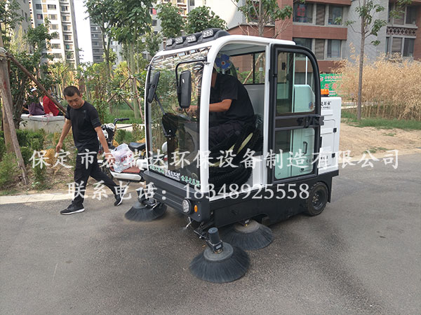 河北宏瑞達(dá)2000S電動掃地車走進(jìn)阜平居民回遷區(qū)