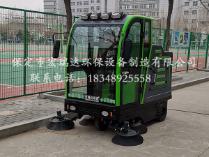 保定宏瑞達(dá)電動清掃車在廊坊固安高級中學(xué)上崗